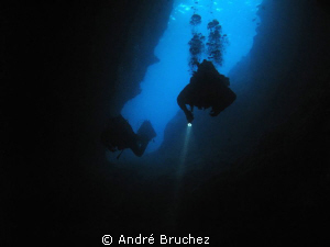 Entrée d'une grotte aux îles Medes by André Bruchez 